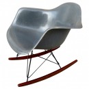 La Rocking Chair EAMES RAR gris en fibre de Verre.