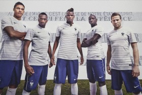Aspirateur d'étoiles, le nouveau maillot de l'équipe de France de Football pour le Brésil.