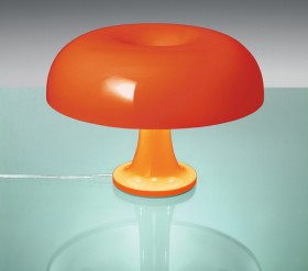 La lampe Nesso de Griancarlo Mattioli par Artemide .