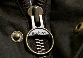 Barbour : l'histoire d'un écossais qui voulait faire oublier la pluie aux anglais.
