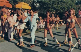 Bikini girls, luxe et mauvais goût, c'est la Playboy's Roller Disco & Pajama Party