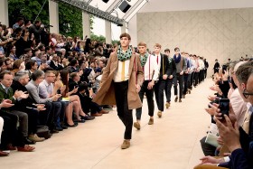 Le printemps et l'été 2014 seront classiques et gais pour Burberry.