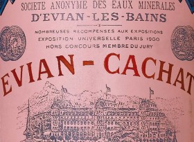 Evian réédite sa bouteille telle qu'elle était en 1925.