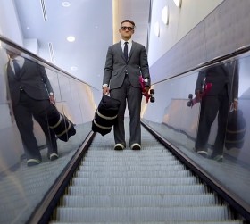 J Crew s'offre Casey Neistat pour promouvoir son Ludlow Traveler.