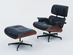 Le fauteuil Eames Lounge Chair et son Ottoman.