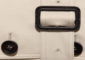 Le Trench Coat, un mythe essentiel qui se réinvente saison après saison.