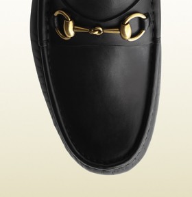 Les mocassins Gucci.