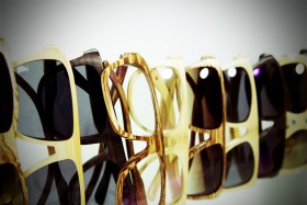 Du skateboard, aux lunettes de soleil, il y a Proof.