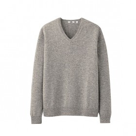 Le Pull col en V en Cashmire de chez Uniqlo.