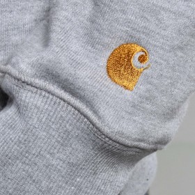 Le sweat gris chiné par Carhartt.