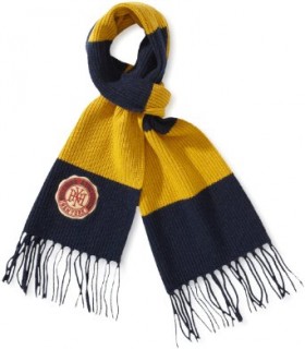 Une écharpe très Ivy League de chez Tommy Hilfiger.