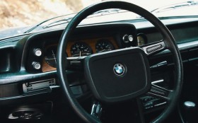 Une bien jolie balade en BMW 2002 Tii