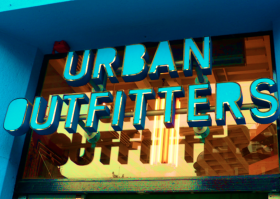 Deux semaines de soldes chez UrbanOutfitters : FRED PERRY.